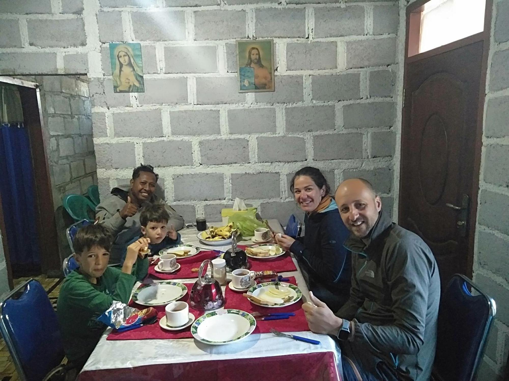 Arnolds Familly Homestay Bajawa ห้อง รูปภาพ